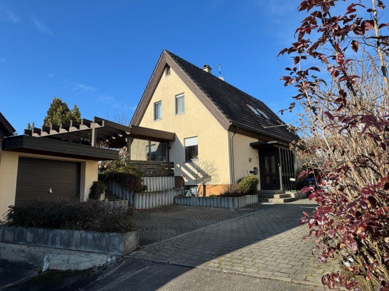 Ansicht Salach Einfamilienhaus Freistehendes Einfamilienhaus mit Einliegerwohnung und einem weitl�ufigen Garten!