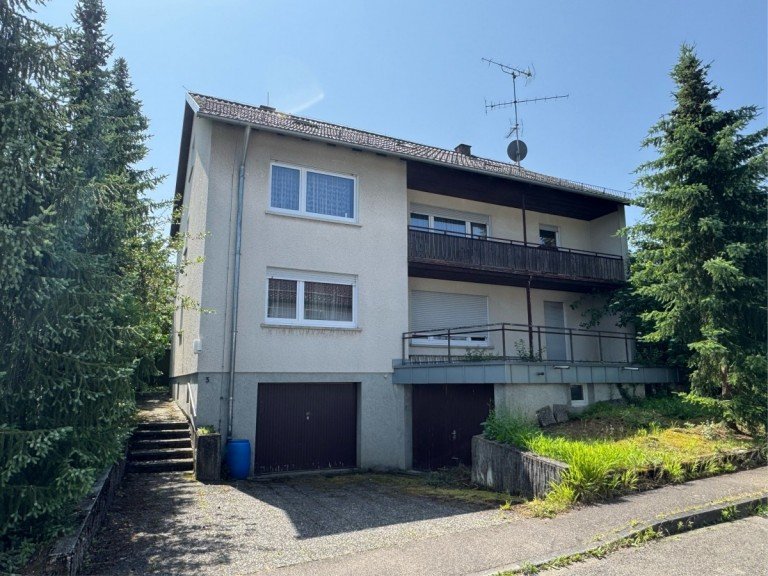 Ansicht mit Garagen Ottenbach Mehrfamilienhaus Gro�z�giges Zwei-/Dreifamilienhaus mit sch�nem Garten und 2 Garagen!