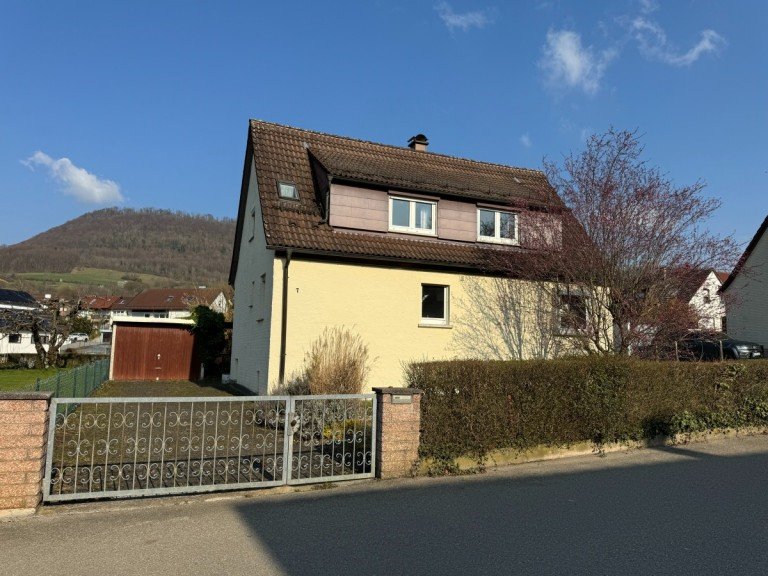 Ansicht mit Garage Donzdorf Einfamilienhaus Freistehendes Einfamilienhaus mit sch�nem Garten in bevorzugter Wohnlage!