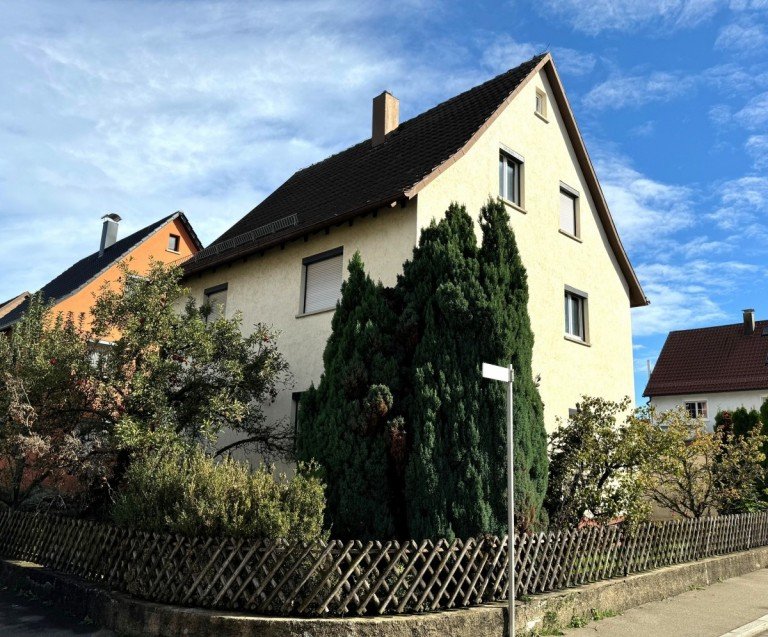 Ansicht Salach Mehrfamilienhaus Freistehendes Zwei-/Dreifamilienhaus mit Garten und Doppelgarage!