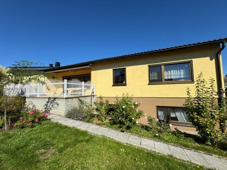 Ansicht Hattenhofen Einfamilienhaus Freistehendes Einfamilienhaus mit sch�nem Garten und 2 Garagen in herrlicher Ortsrandlage!