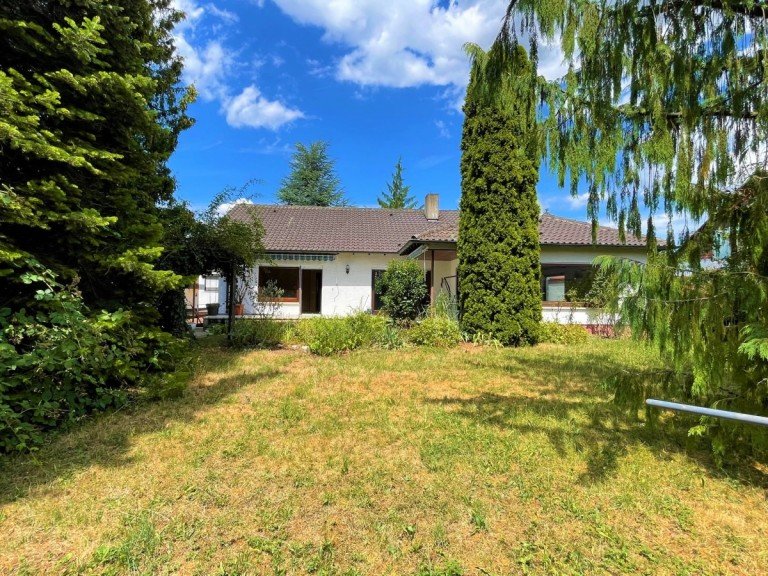 Garten und Ansicht Heiningen Einfamilienhaus Freistehender Bungalow mit gro�em Garten in bester Ortsrandlage!