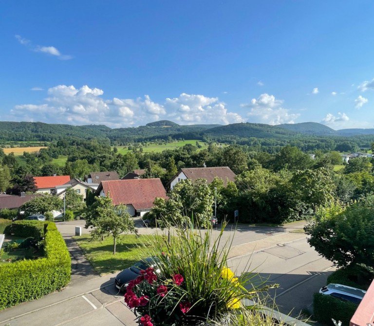 Ausblick S��en Dachgeschosswohnung Schicke 3-Zimmer-Eigentumswohnung in herrlicher Aussichtslage!