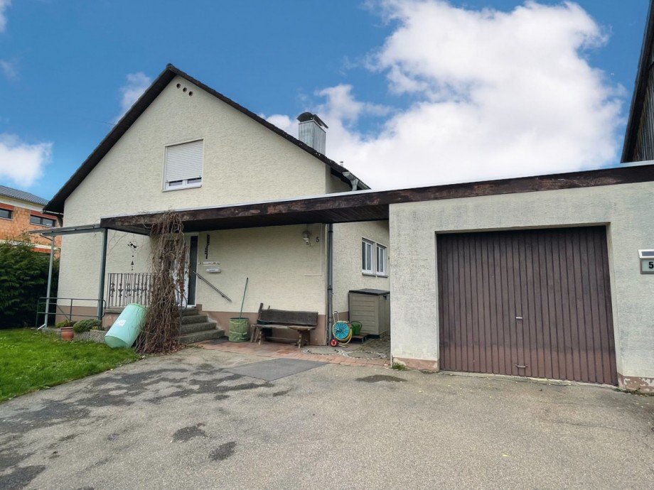Ansicht Hauseingang und Garage Zweifamilienhaus Blaubeuren
