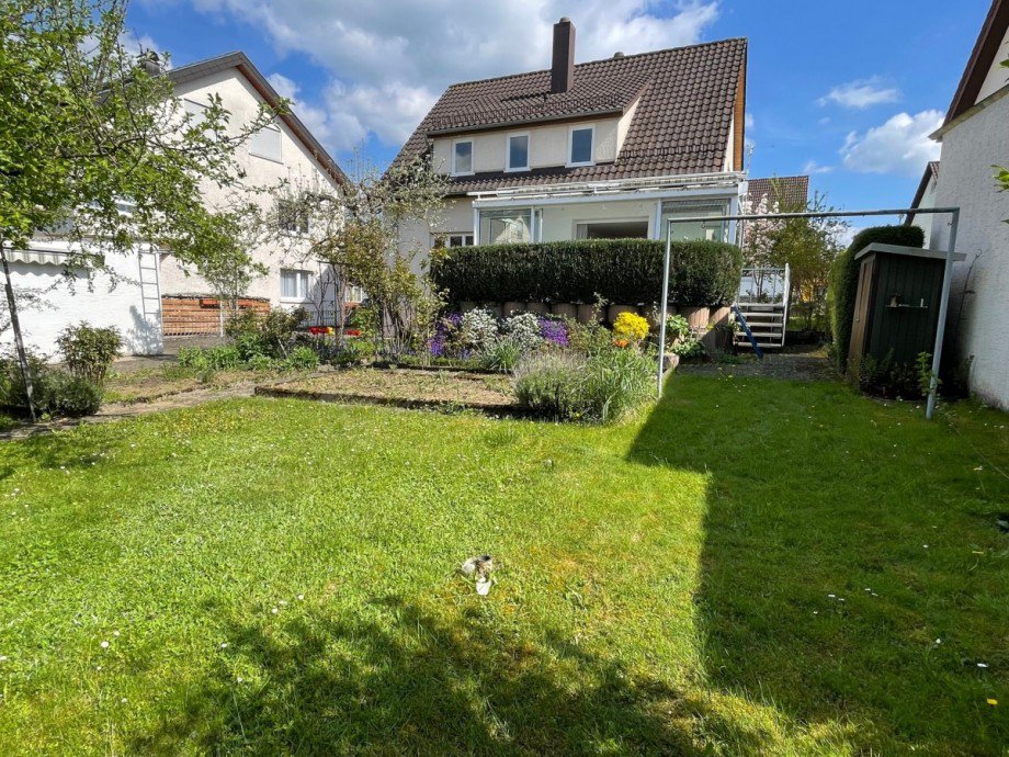 Ansicht mit Garten Einfamilienhaus Ottenbach