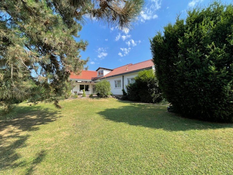 Garten und Ansicht Salach Einfamilienhaus Ein herrliches Anwesen mit weitl�ufigem Garten in bester Halbh�henlage!