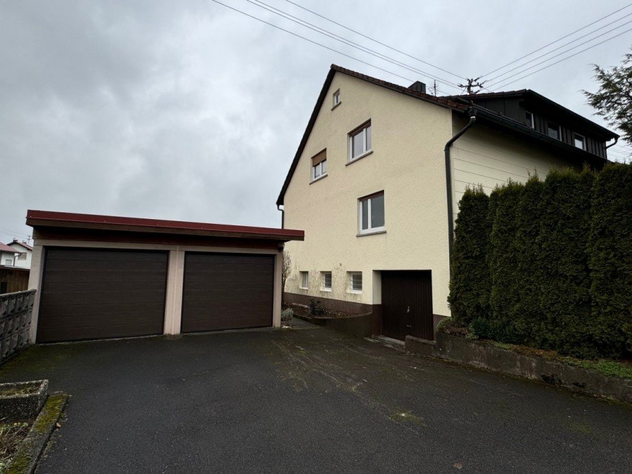 Ansicht mit Garagen Zweifamilienhaus B�hmenkirch