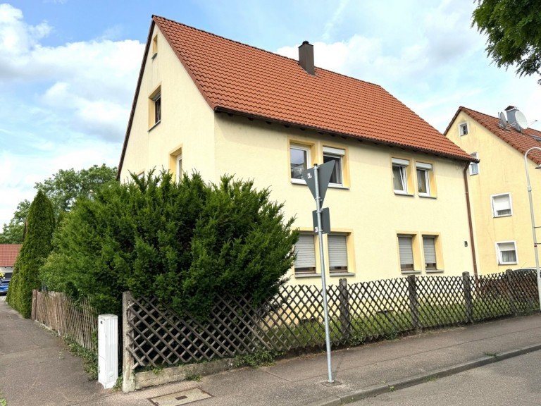 Ansicht Eislingen/Fils Erdgeschosswohnung 4-Zimmer-ETW inklusive Dachstudio, Gartenanteil und Einzelgarage!