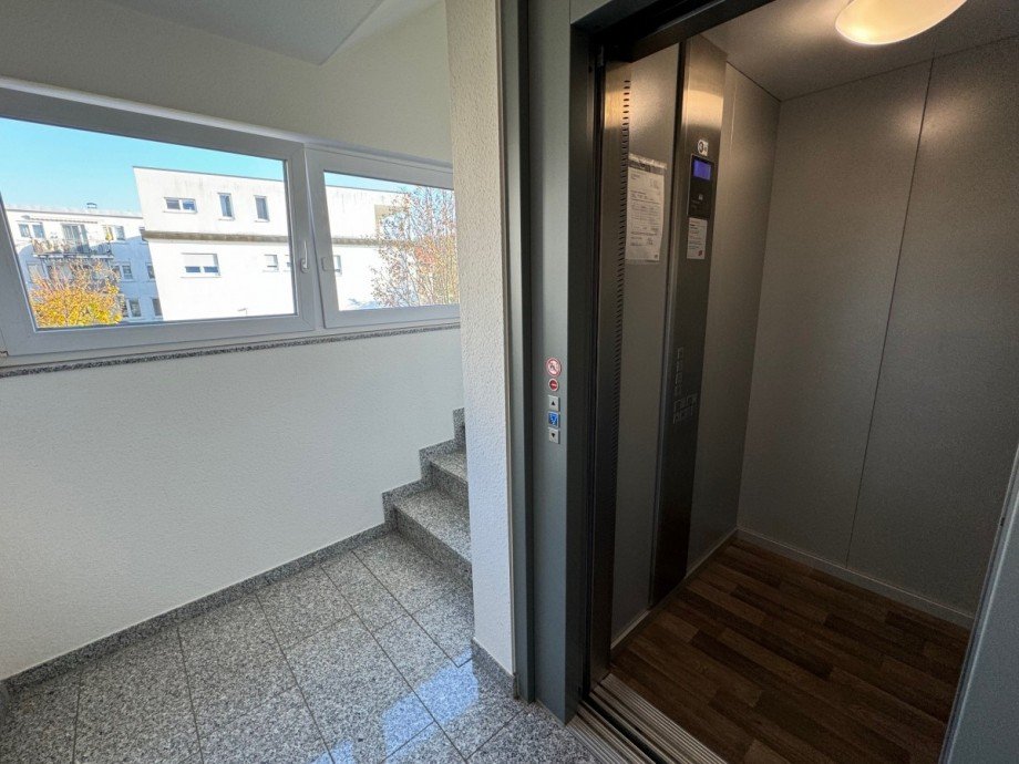 Treppenhaus mit Aufzug Etagenwohnung G�ppingen