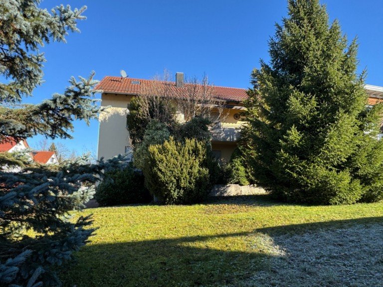 Ansicht und Garten Ottenbach Zweifamilienhaus Freistehendes Zweifamilienhaus mit weitl�ufigem Garten in ruhiger Lage!